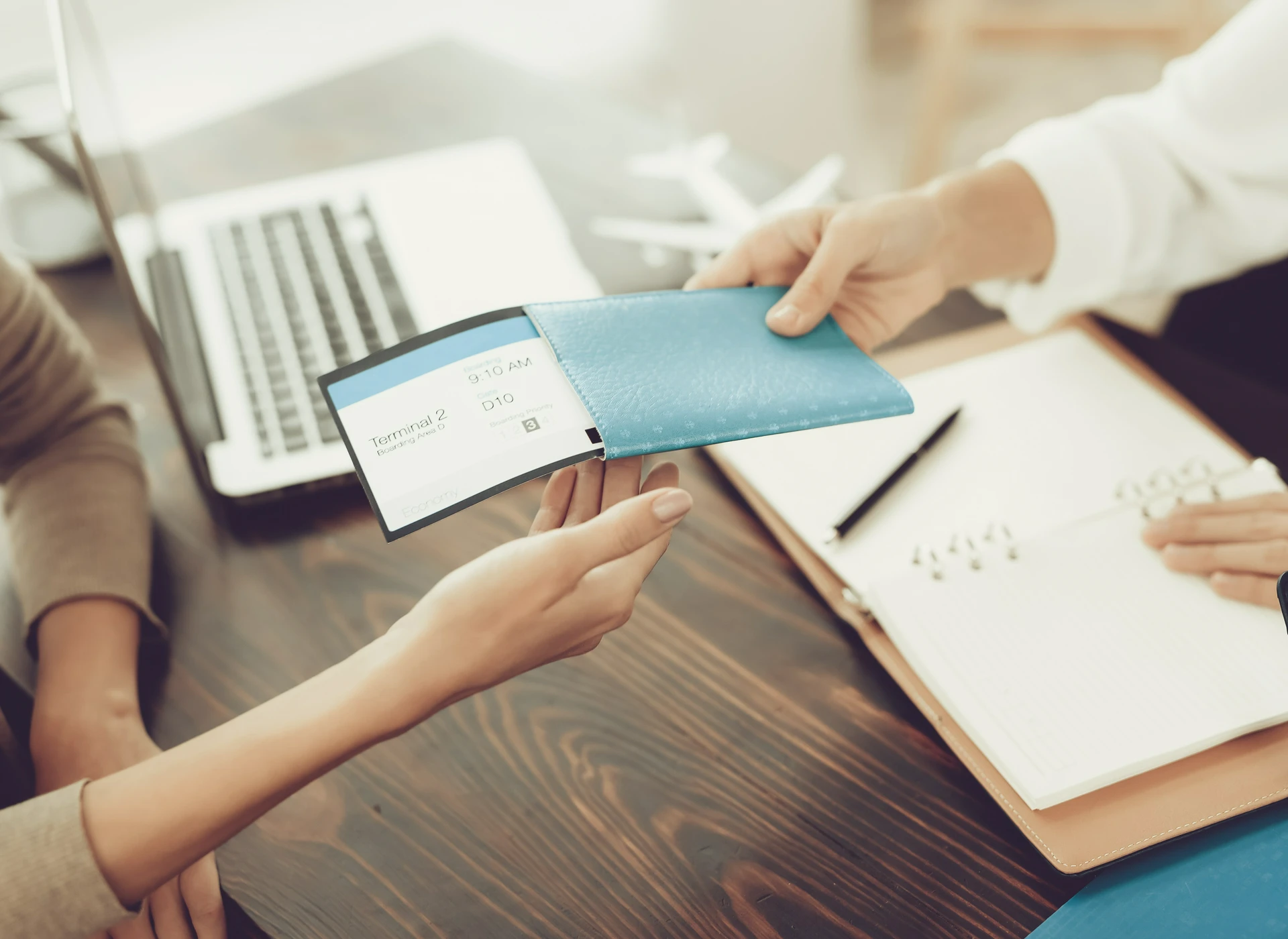 Osoba pracująca przy laptopie