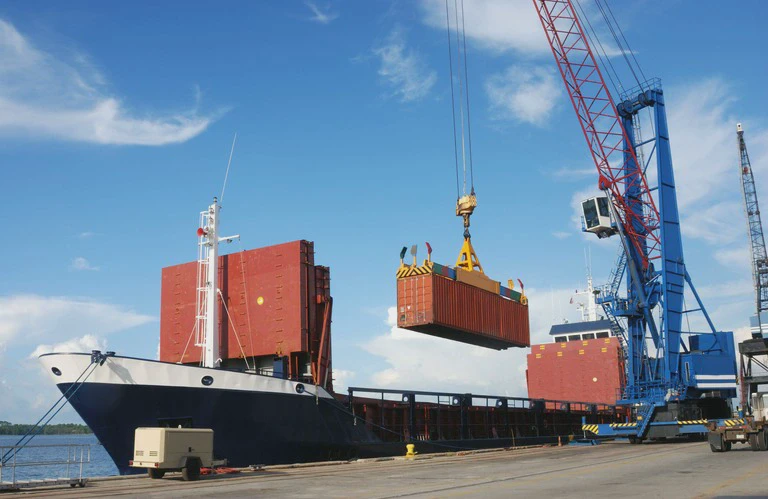 Przenoszenie towarów na&nbsp;statek 